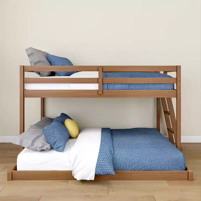 Letto a castello basso in compensato, singolo sopra e una piazza e mezza sotto, per bambini