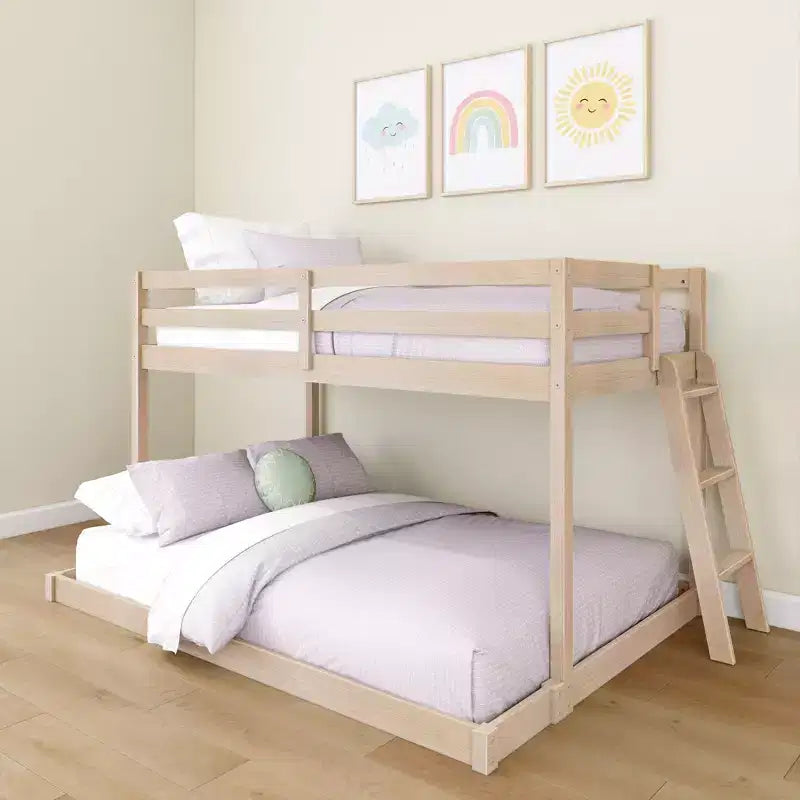 Letto a castello basso in compensato, singolo sopra e una piazza e mezza sotto, per bambini