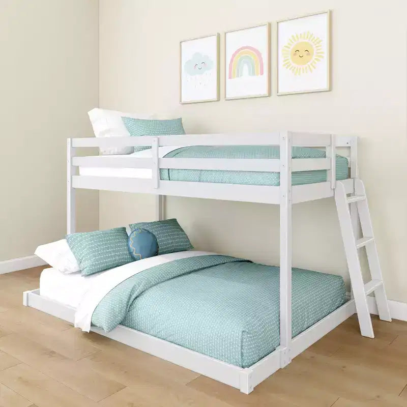 Letto a castello basso in compensato, singolo sopra e una piazza e mezza sotto, per bambini