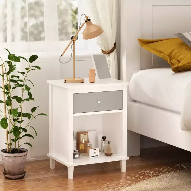 Comodino in legno da 68 cm con un cassetto e una mensola per bambini e adulti