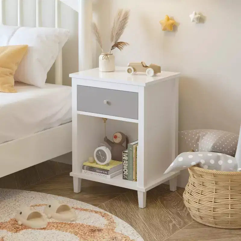 Comodino in legno da 68 cm con un cassetto e una mensola per bambini e adulti