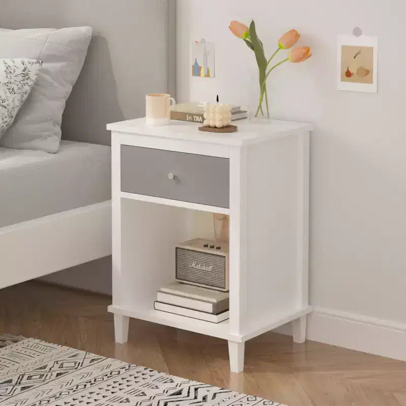 Comodino in legno da 68 cm con un cassetto e una mensola per bambini e adulti