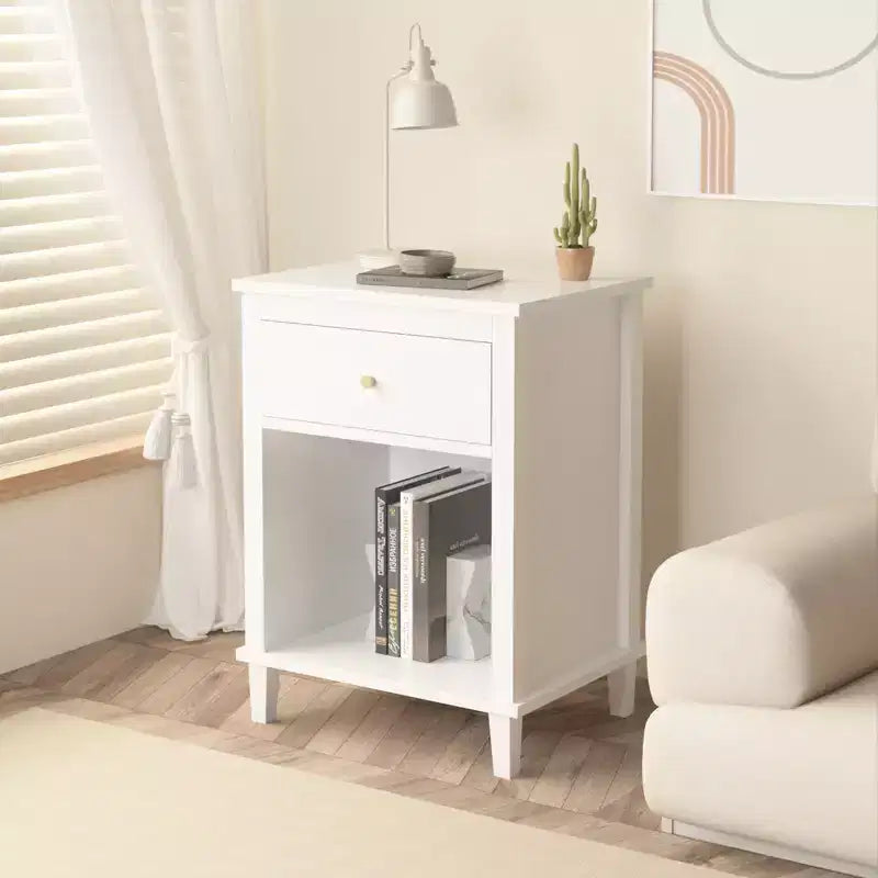 Comodino in legno da 68 cm con un cassetto e una mensola per bambini e adulti