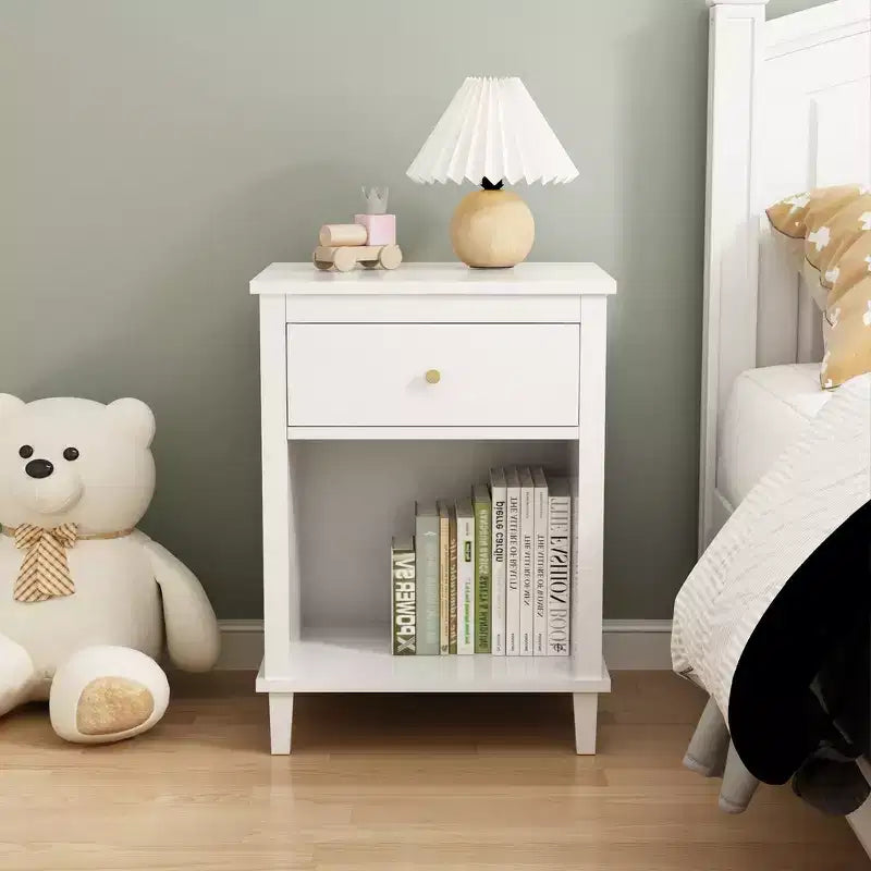Comodino in legno da 68 cm con un cassetto e una mensola per bambini e adulti