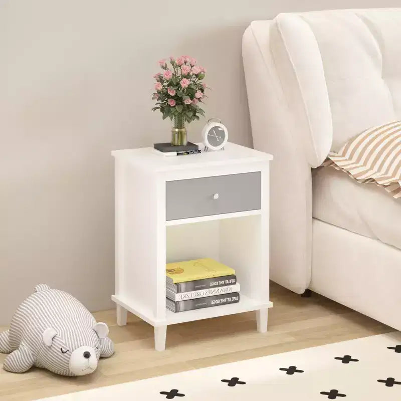 Comodino in legno da 68 cm con un cassetto e una mensola per bambini e adulti