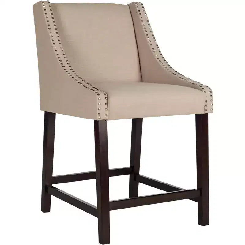 Sgabello da bancone rivestito in lino con borchie e poggiapiedi, Beige