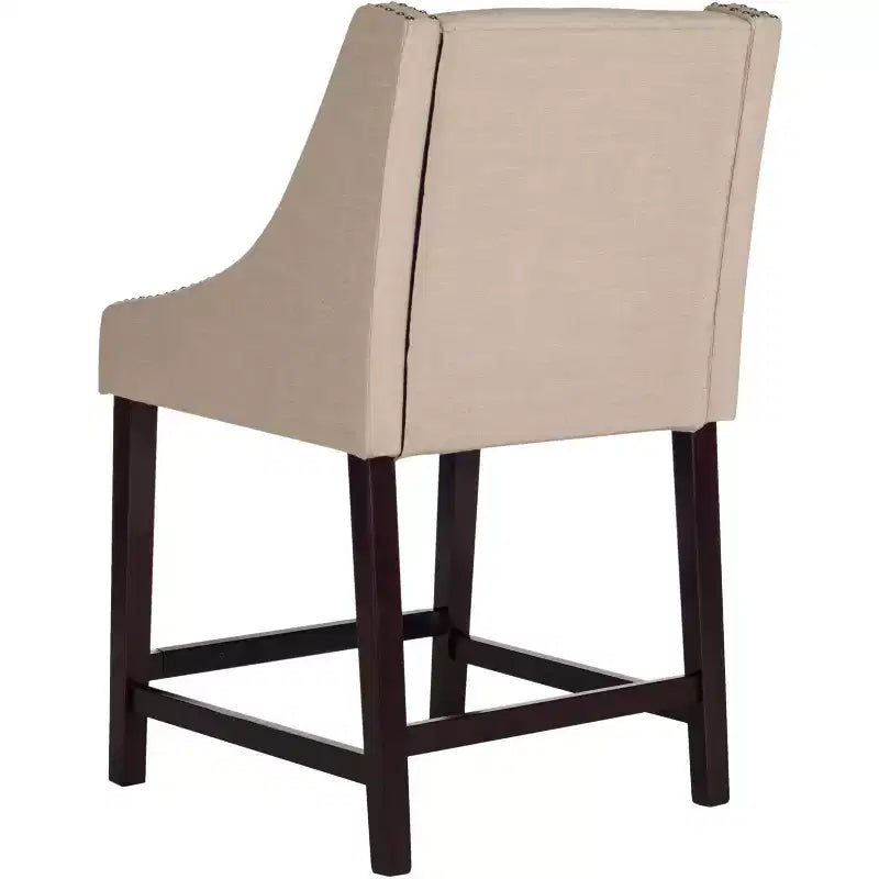 Sgabello da bancone rivestito in lino con borchie e poggiapiedi, Beige